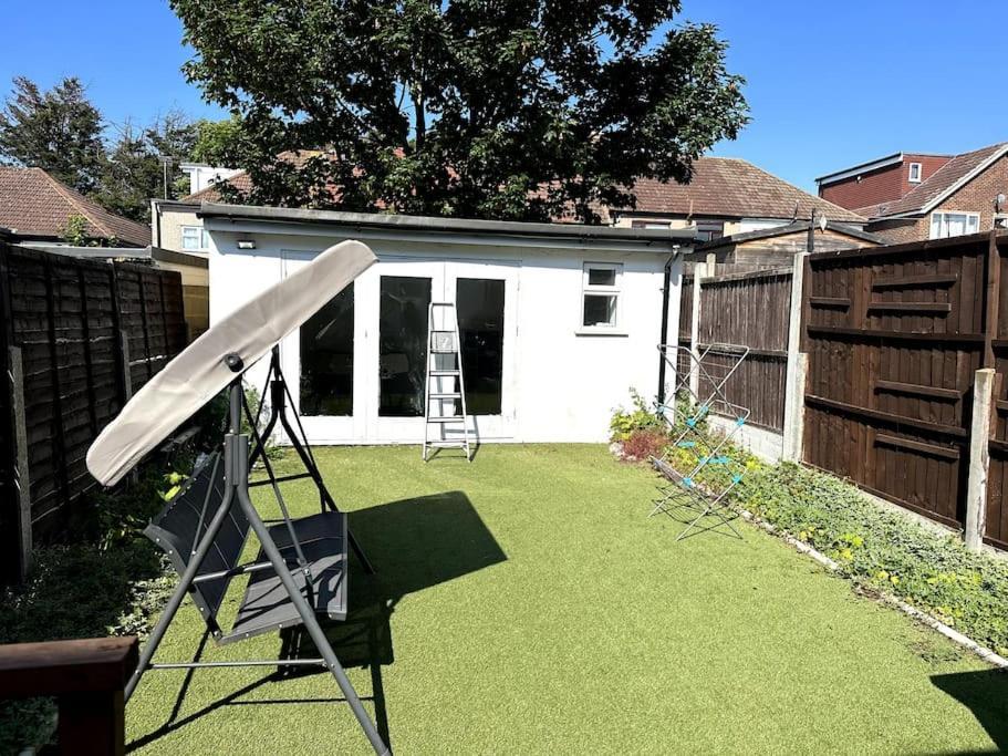 Spacious Holiday Home Near Tube Station - By Starlet Stays London Exterior photo